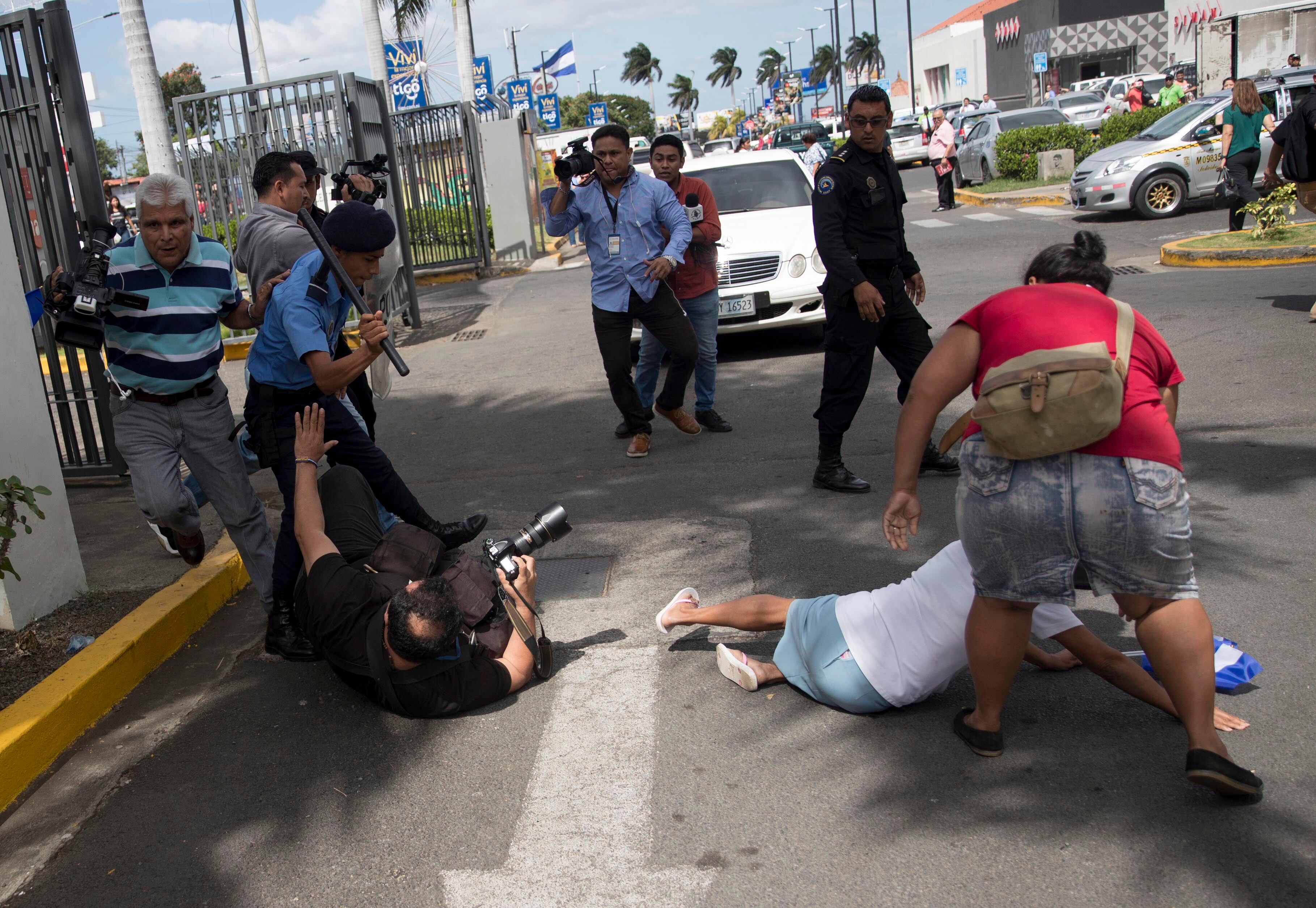 Fueron 98 años los que cumplió La Prensa el pasado 2 de marzo. Fue otro cumpleaños amargo, el tercero, porque fue en el exilio. El medio de comunicación nicaragüense fue allanado y ocupado ilegalmente por la dictadura de Daniel Ortega y su esposa Rosario Murillo, el viernes 13 de agosto de 2021