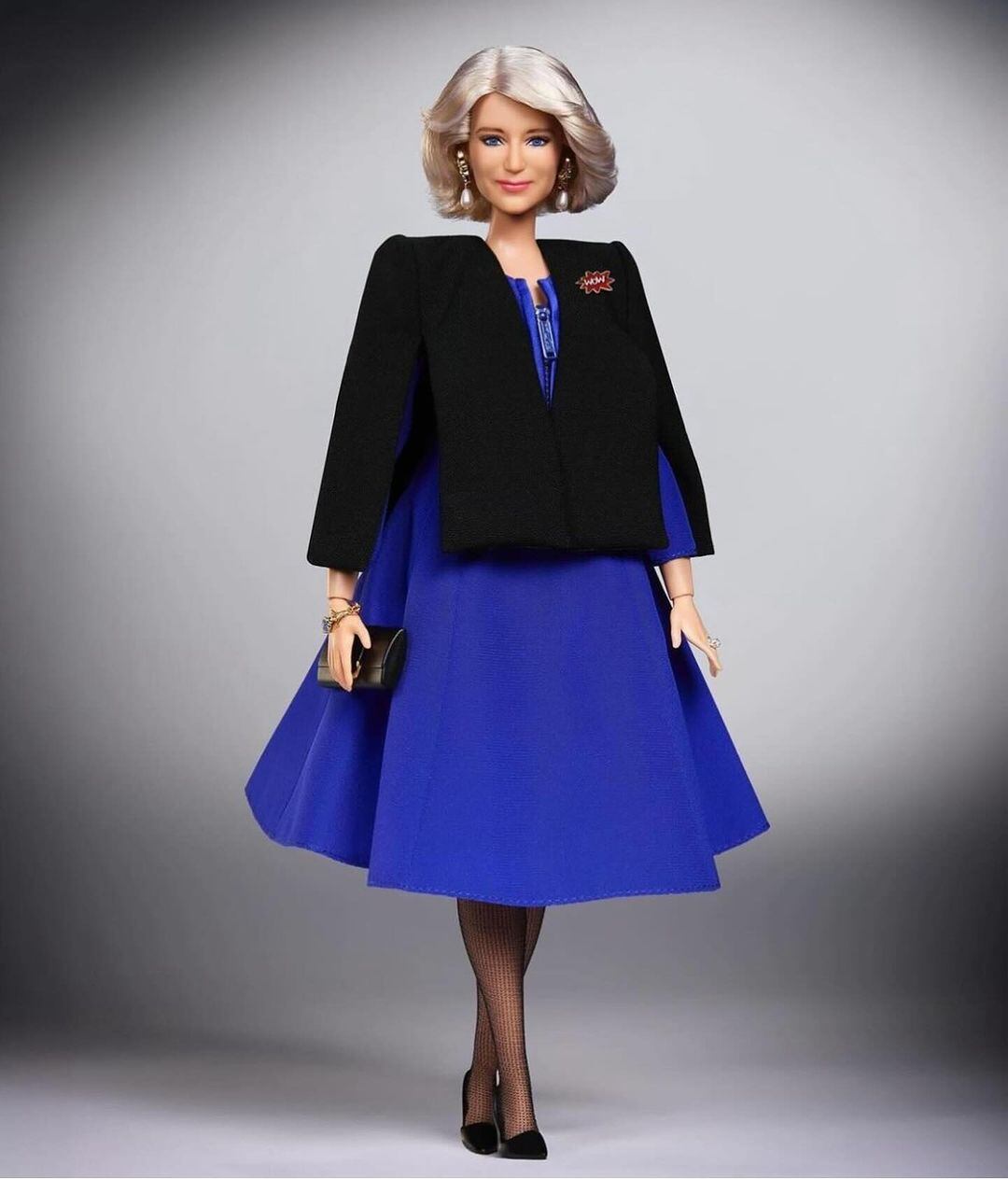 Reina Camila de Inglaterra con su Barbie de Mattel