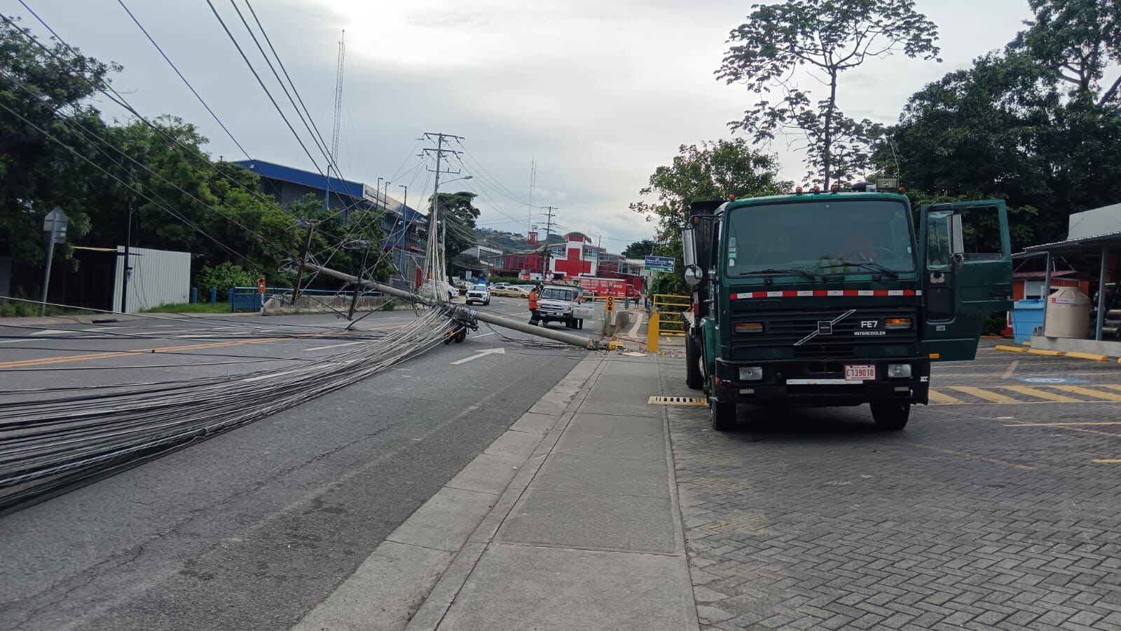 Camión se trae abajo poste y deja sin electricidad a vecinos de Santa Ana. Foto: Cortesía