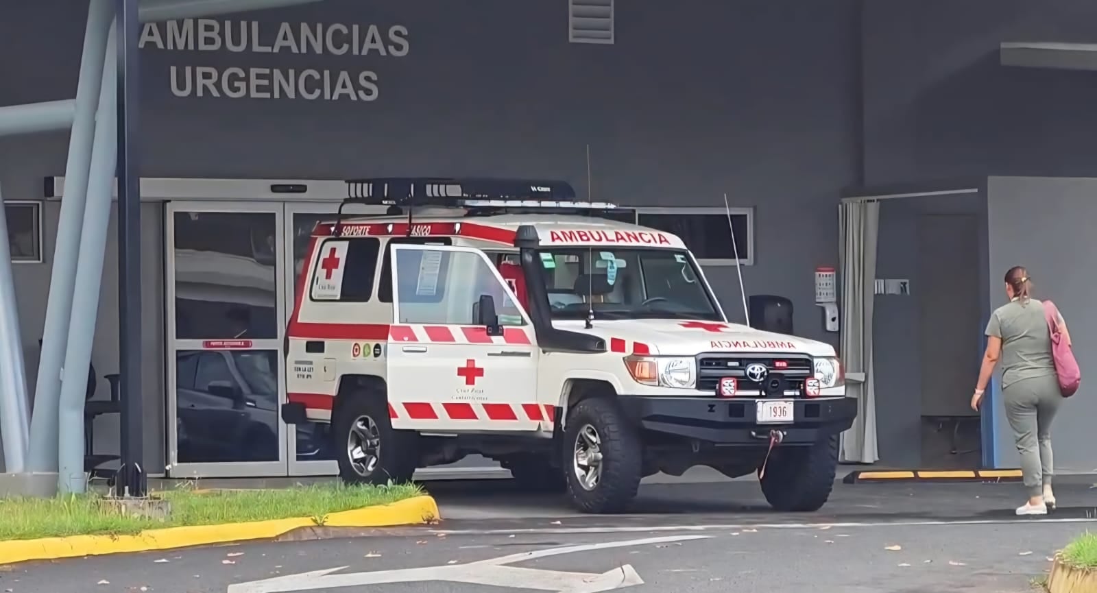 Ambulancia a la entrada del servicio de emergencias de la clínica de La Fortuna, donde fue trasladado el agente de seguridad herido en un ataque a balazos ocurrido en San Carlos.