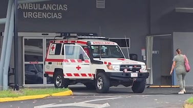 Vuelco de camión con 11 personas puso a correr a equipos de emergencia