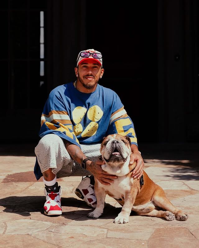 Lewis Hamilton y su perro Roscoe