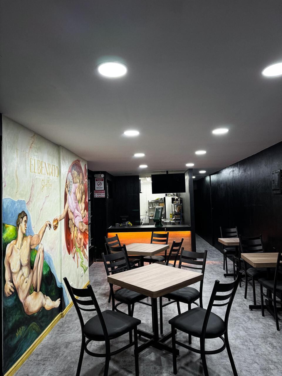 Guerra de Hamburguesas, nuestro reality show, ya tiene su primer finalista, se llama Dereck Sánchez Umaña, es vecino del barrio Zapote, tiene 24 años y ama cocinar prácticamente desde que nació. El sábado 2 de noviembre inauguró su negocito llamado El Bendito.