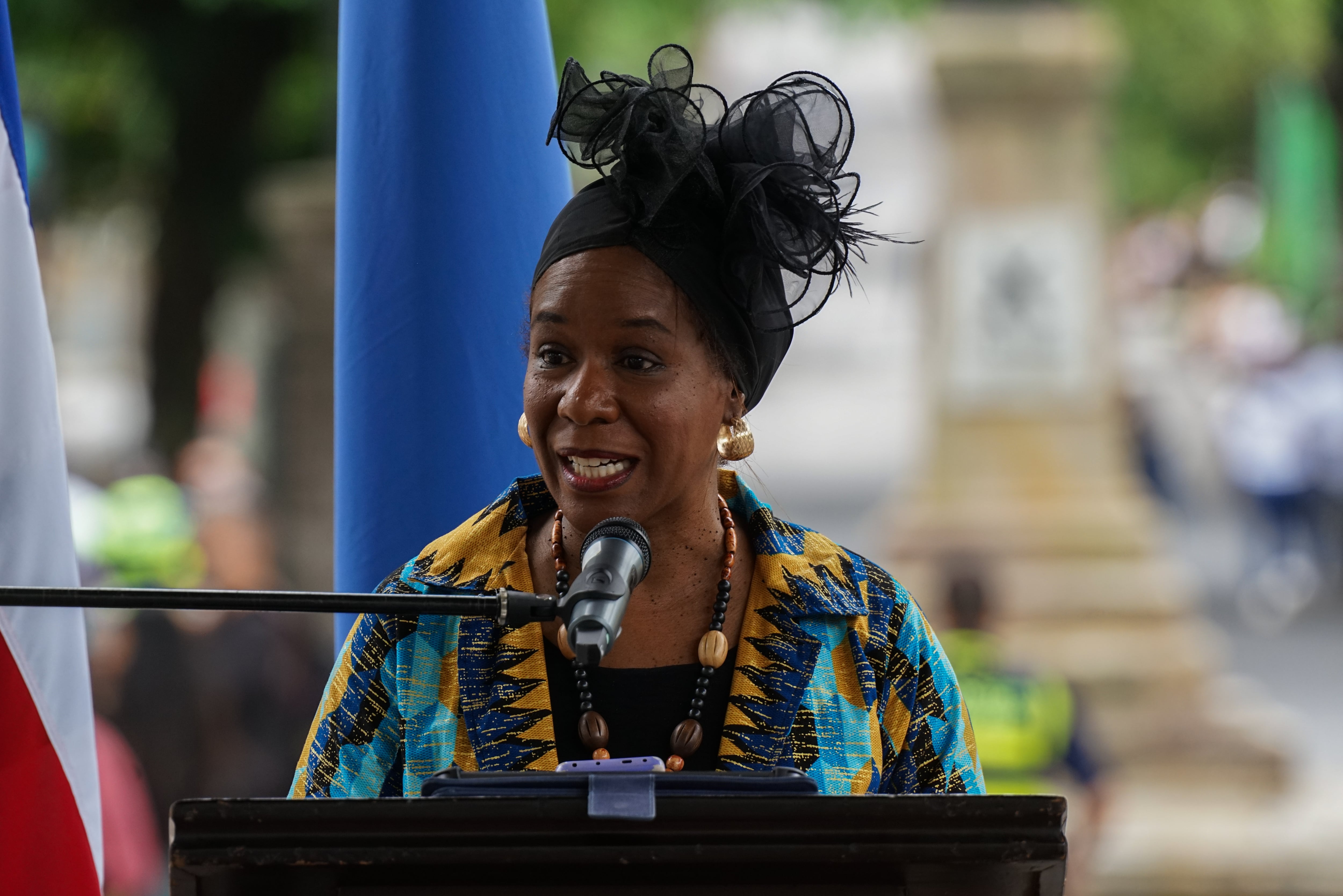 Pese a mostrarse emocionada por la actividad, Carol Britton (directora de la Fundación Arte y Cultura para el Desarrollo (FUACDE)) también denunció actos de discriminación durante el desarrollo del Diáspora Parade.