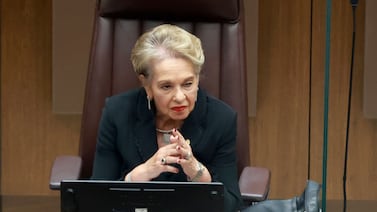 (Video) Gloria Navas se puso a darle clases de inglés a Rodrigo Chaves en medio plenario