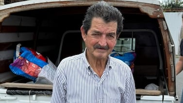 Don Eduardo, el lechero casa por casa de 81 años, se niega a dejar morir el oficio de vender leche y natilla