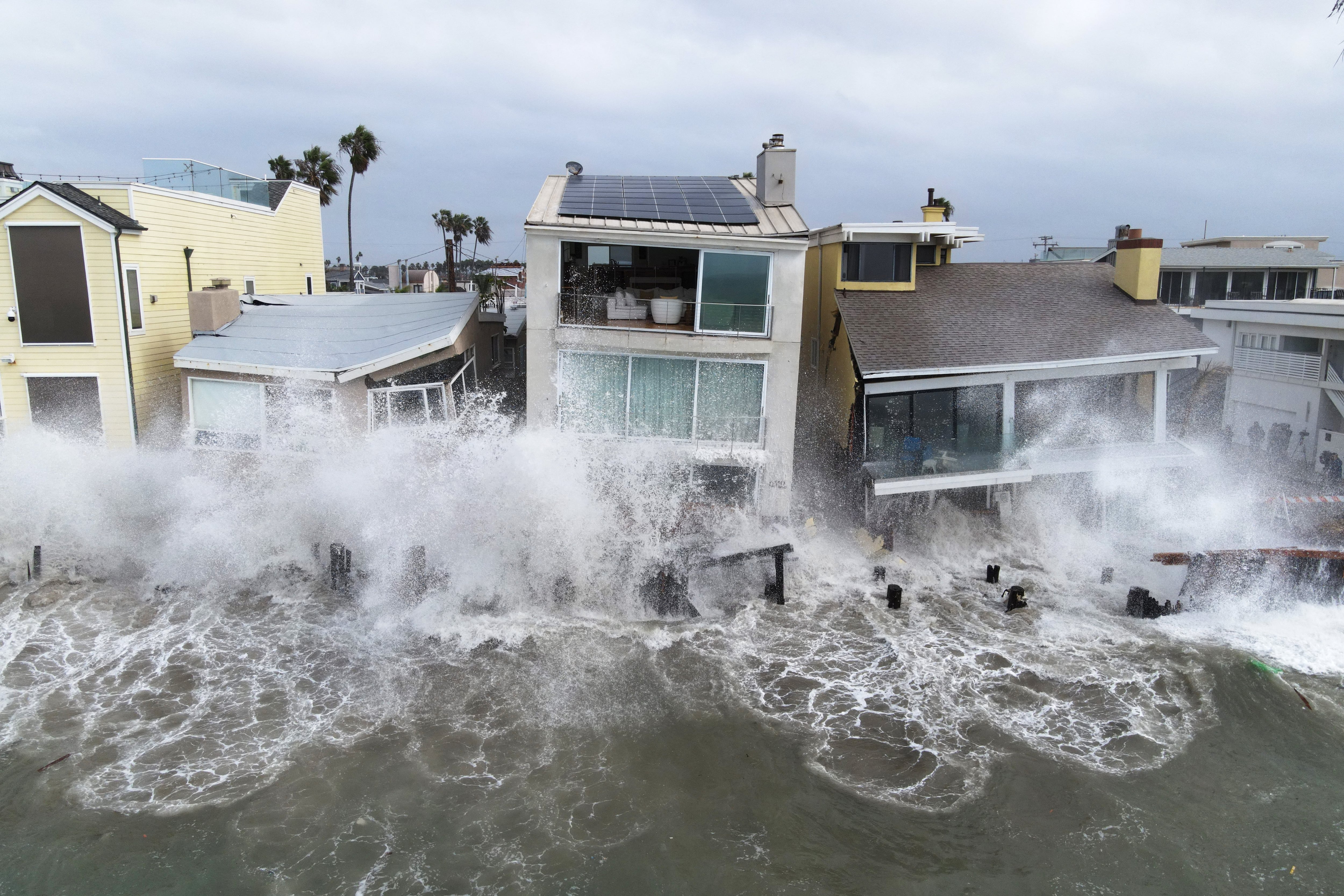 Olas generadas por la tormenta tropical Rachel golpean el paseo marítimo y las viviendas en Long Beach, California, el 11 de octubre de 2026.