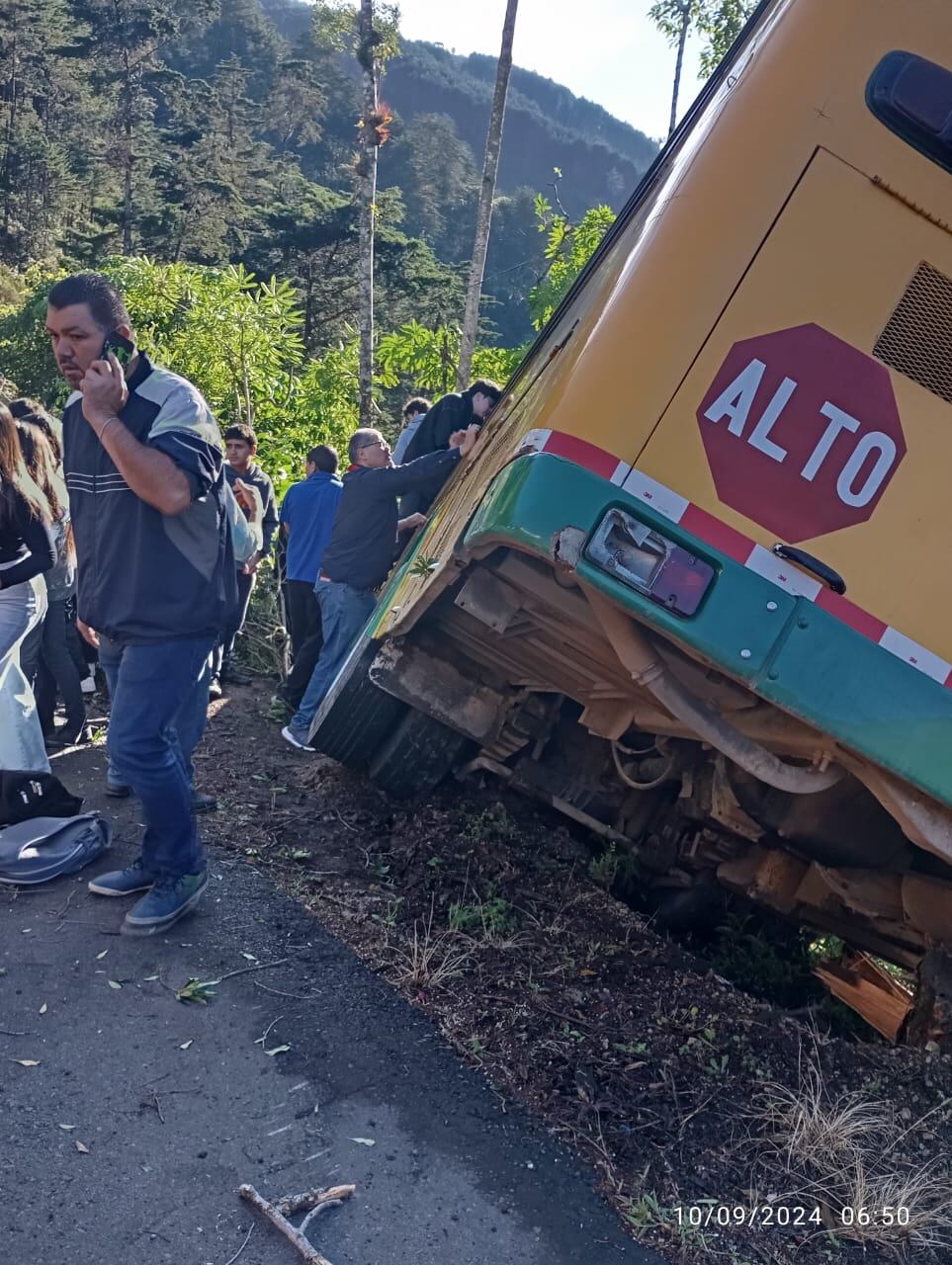Vuelco de bus con estudiantes