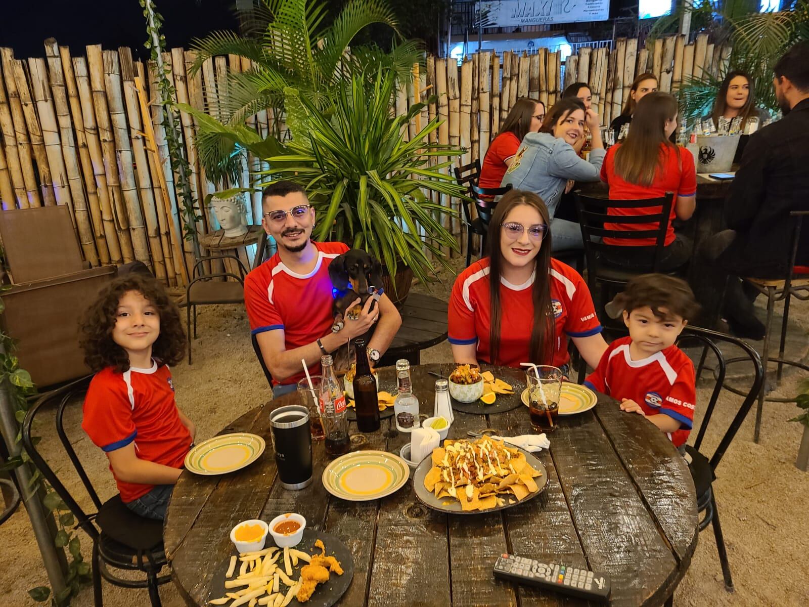 Beto, un amoroso y chineado salchicha que nació el pasado 1 de junio y es santaneño de la pura cepa. Se puede decir con total seguridad que es el “gerente general” del bar y restaurante La Playa, que está a 100 metros al oeste de la tienda Ekono de Santa Ana centro. El dueño es don Marco Alfaro Vargas