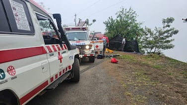Vuelco de buseta desata enorme emergencia en Guanacaste: nueve personas fueron trasladadas