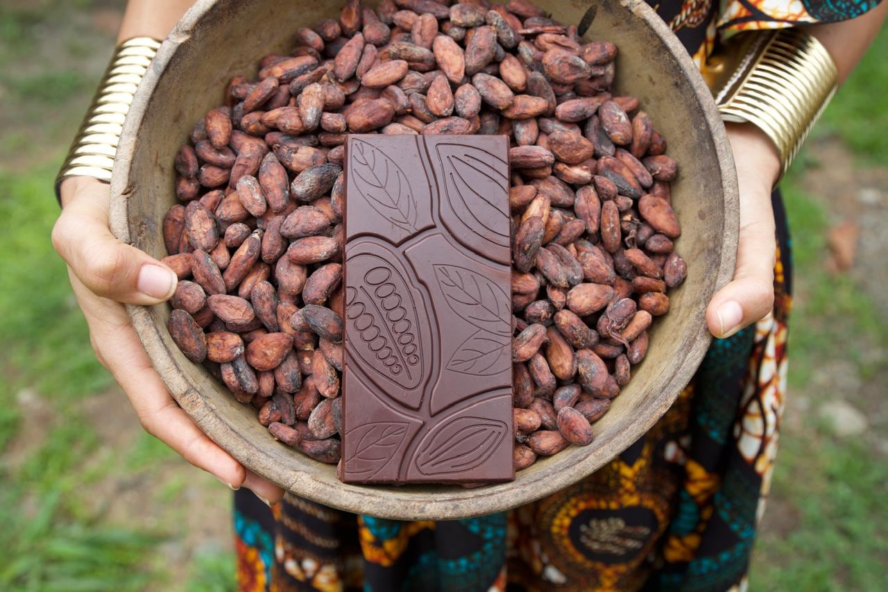 Andreas Cordero Ramírez en Hone Creek, Talamanca, ejerció más de 20 años como periodista, pero decidió volver a su amada tierra para emprender con chocolate 100% artesanal y natural. Su negocito se llama "Morena Clara".