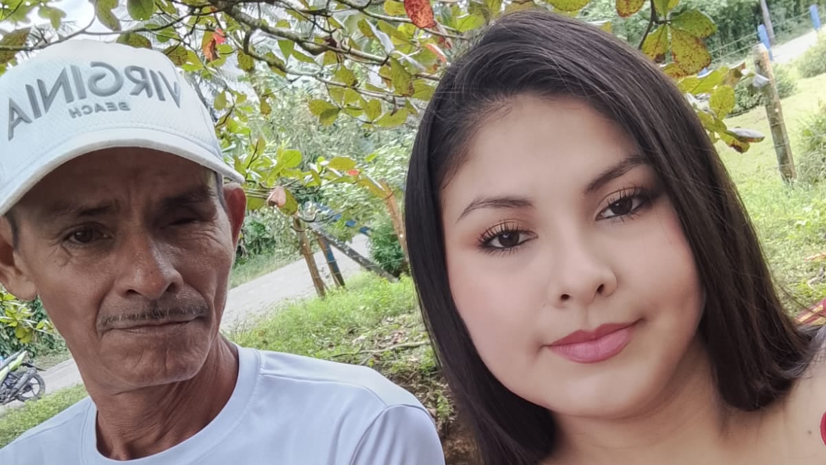José Nazario Acuña Chavarría, de 55 años, junto a su hija Nelly Acuña. Foto: Nelly Acuña para La Teja
