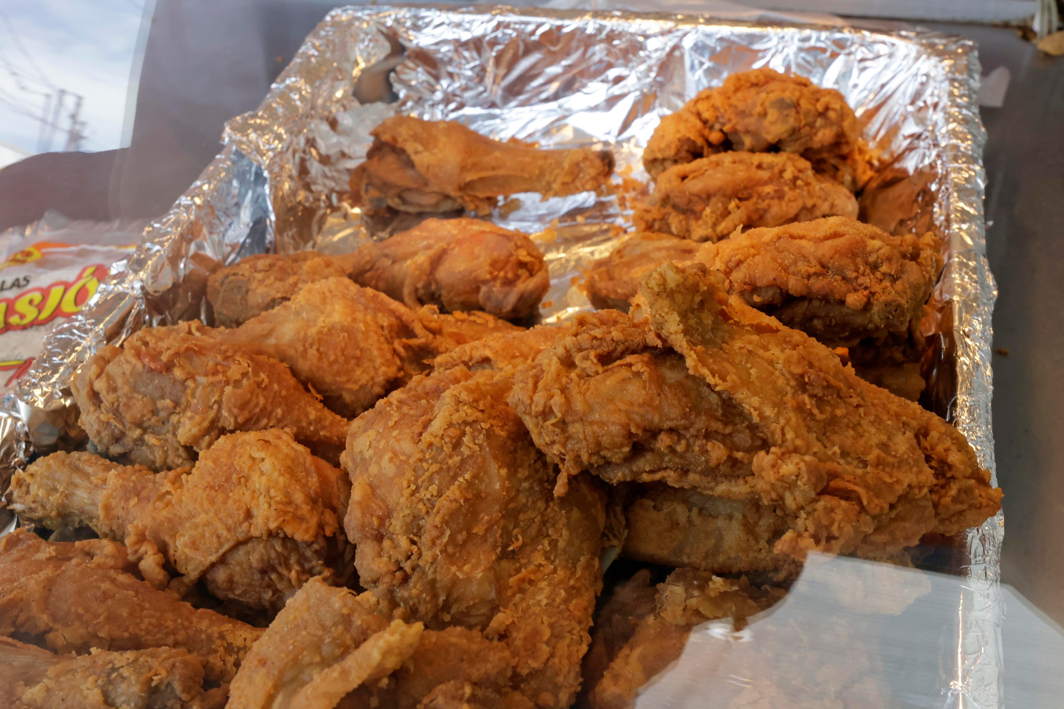 09/11/2023. Guadalupe. Hora:12:00 m.d. En la Carnicería Milor, ubicada en el centro de Guadalupe, aseguran que los precios del pollo han rebajado para beneficio de sus clientes. Fotos: Mayela López