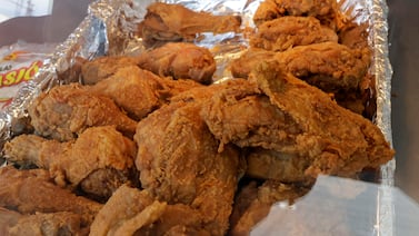 Popeyes abrió vacantes para auxiliares de cocina, cajeros y asistente, acá le contamos