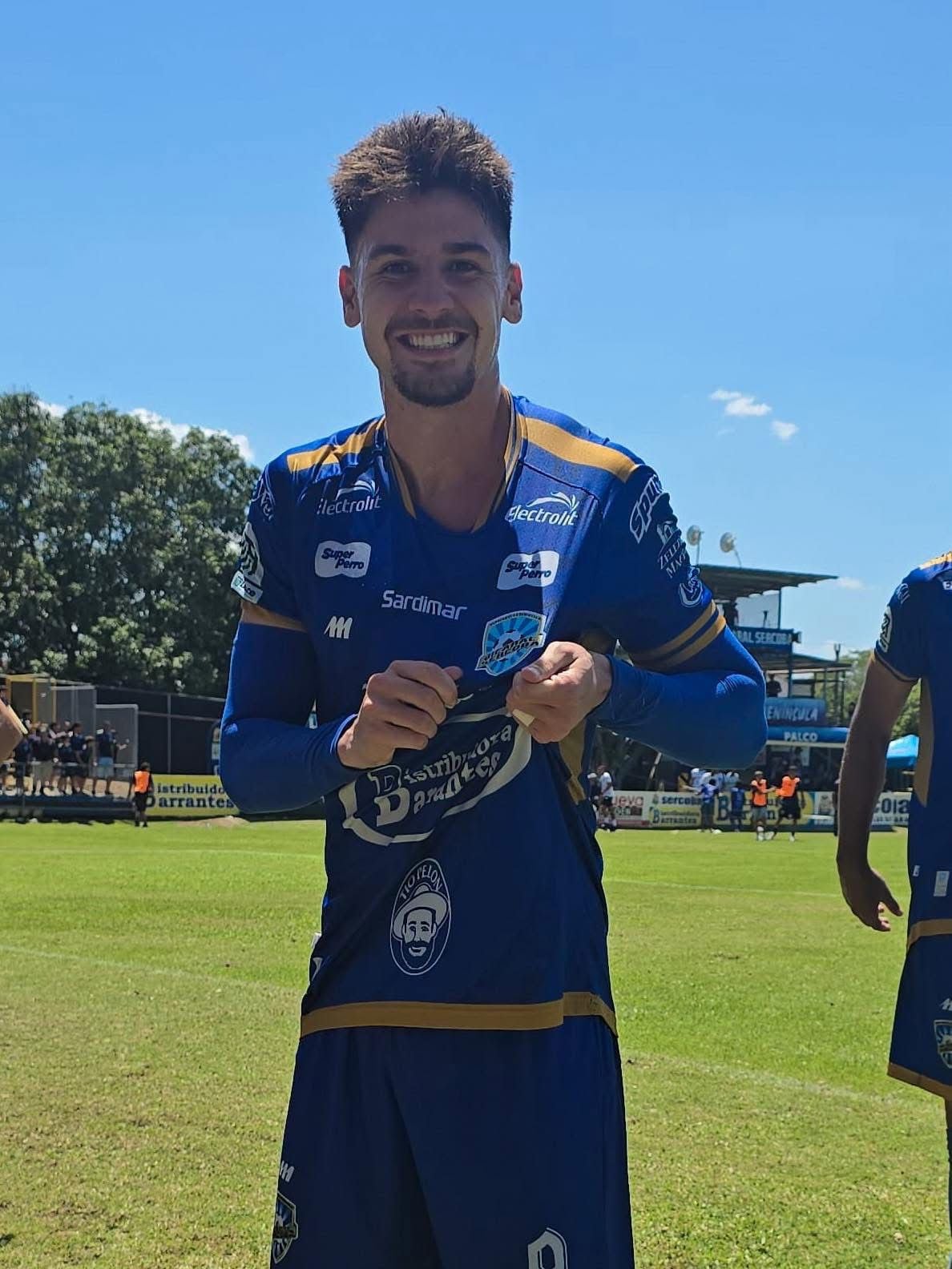 Danilo Pimpinati
Jicaral Sercoba
Anotó triplete en la semifinal del Torneo Clausura 2026 ante Quepos Cambute.
Geleador de la Liga de Ascenso con 22 anotaciones
10 de mayo del 2026
Facebook de Jicaral Sercoba