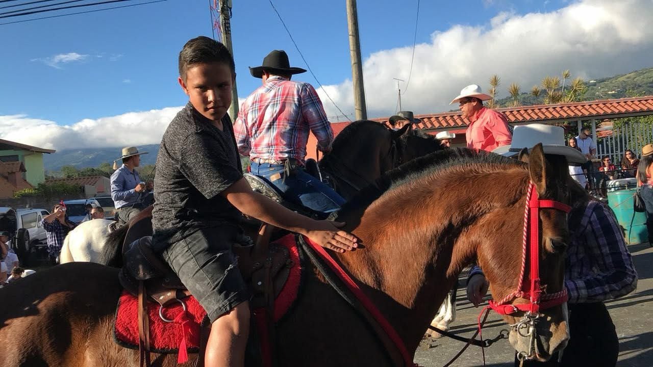 Adrián Chévez, jugador del Municipal Liberia abrió su corazón en el Día del Niño y la Niña. Cortesía.