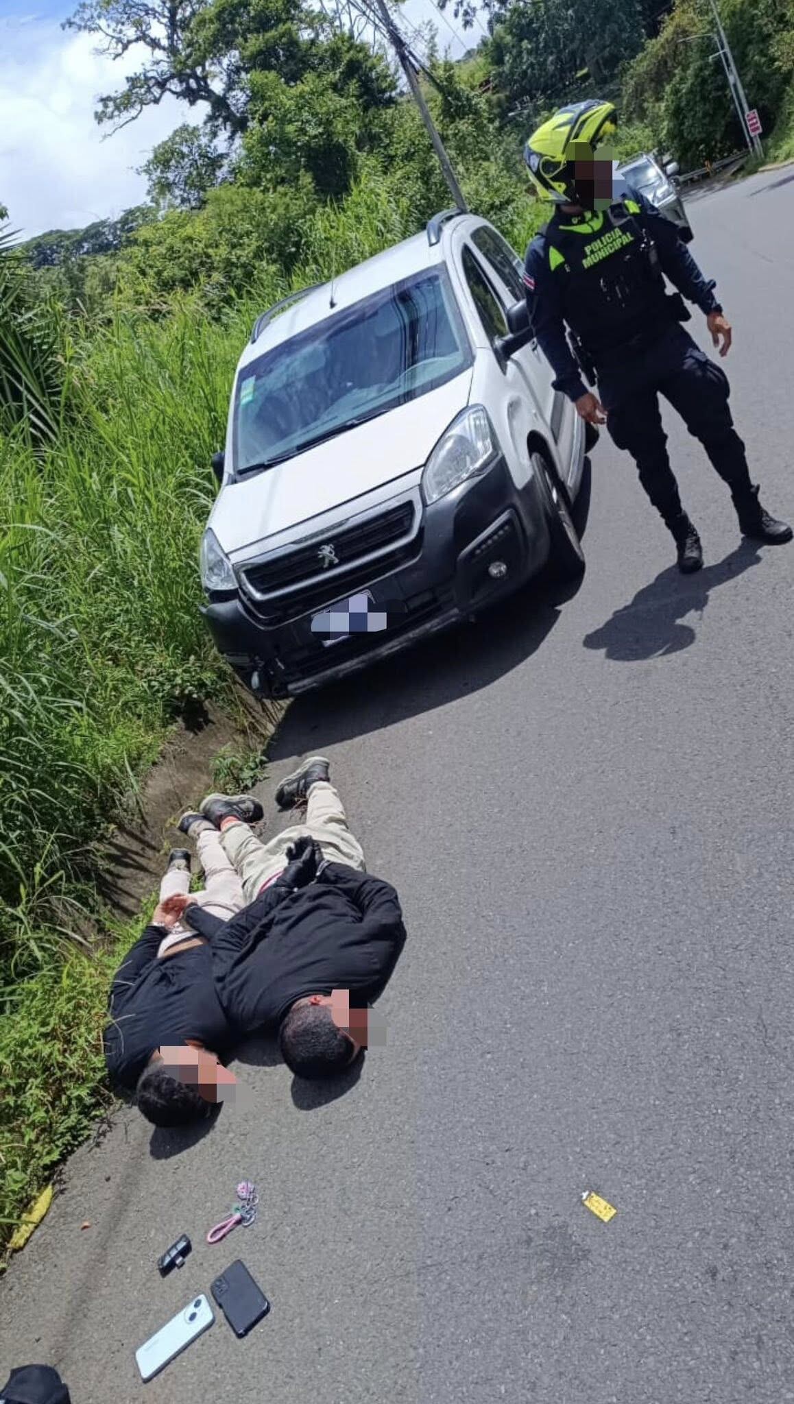 Los sospechosos fueron detenidos en el sector conocido como El Raícero. Foto Policía Municipal de Moravia.