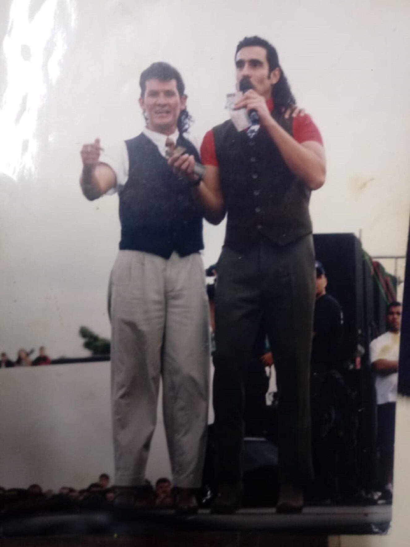Juan Carlos Rubí (izquierda) junto a Miguel Varoni, actor colombiano que dio vida a Pedro, El Escamoso
