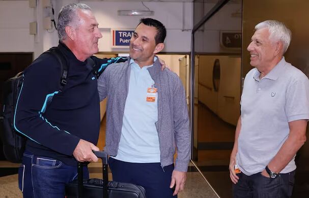 Gustavo Alfaro (izquierda) llegó a Paraguay este viernes y fue recibido por los dirigentes de la Federación Paraguaya de Fútbol, Justo Villar (centro) y Elvio Paolorosso.