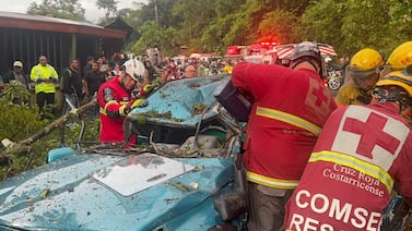 Árbol cae sobre vehículo y deja personas atrapadas en Quitirrisí