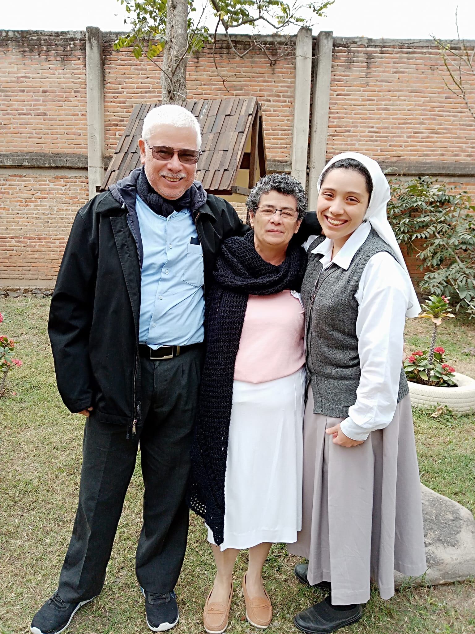 Vanessa María Quesada Monge y este sábado 22 de enero realizó la Primera Profesión como religiosa de la Cruz del Sagrado Corazón de Jesús, en Guadalajara, México: ¡ya es monjita! En la foto, en Guadalajara, México, con sus papás, doña Lidia Monge Chacón y don Uriel quesada Chinchilla