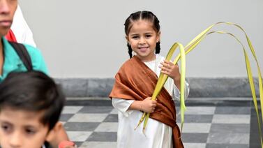 Con cuatro añitos y estrenando traje de pastorcita niña disfrutó del Domingo de Ramos