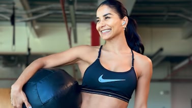 Exreina de belleza Karol Uzaga da la fórmula de su cuerpazo y “canta” a su esposo, un exjugador de Saprissa