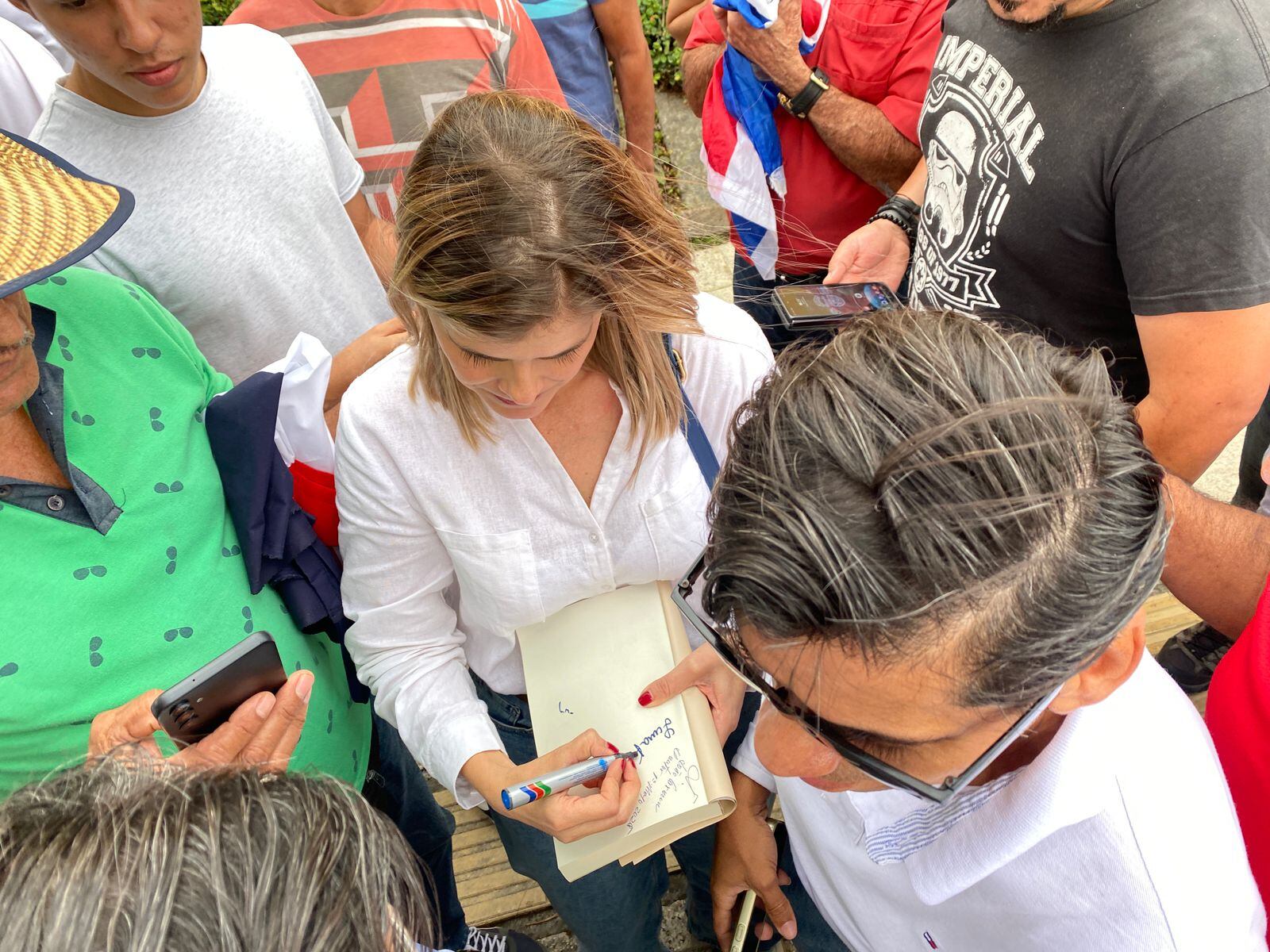 Decenas de manifestantes acudieron a la Plaza de la Democracia, para apoyar al presidente Rodrigo Chaves. Sergio Salazar.