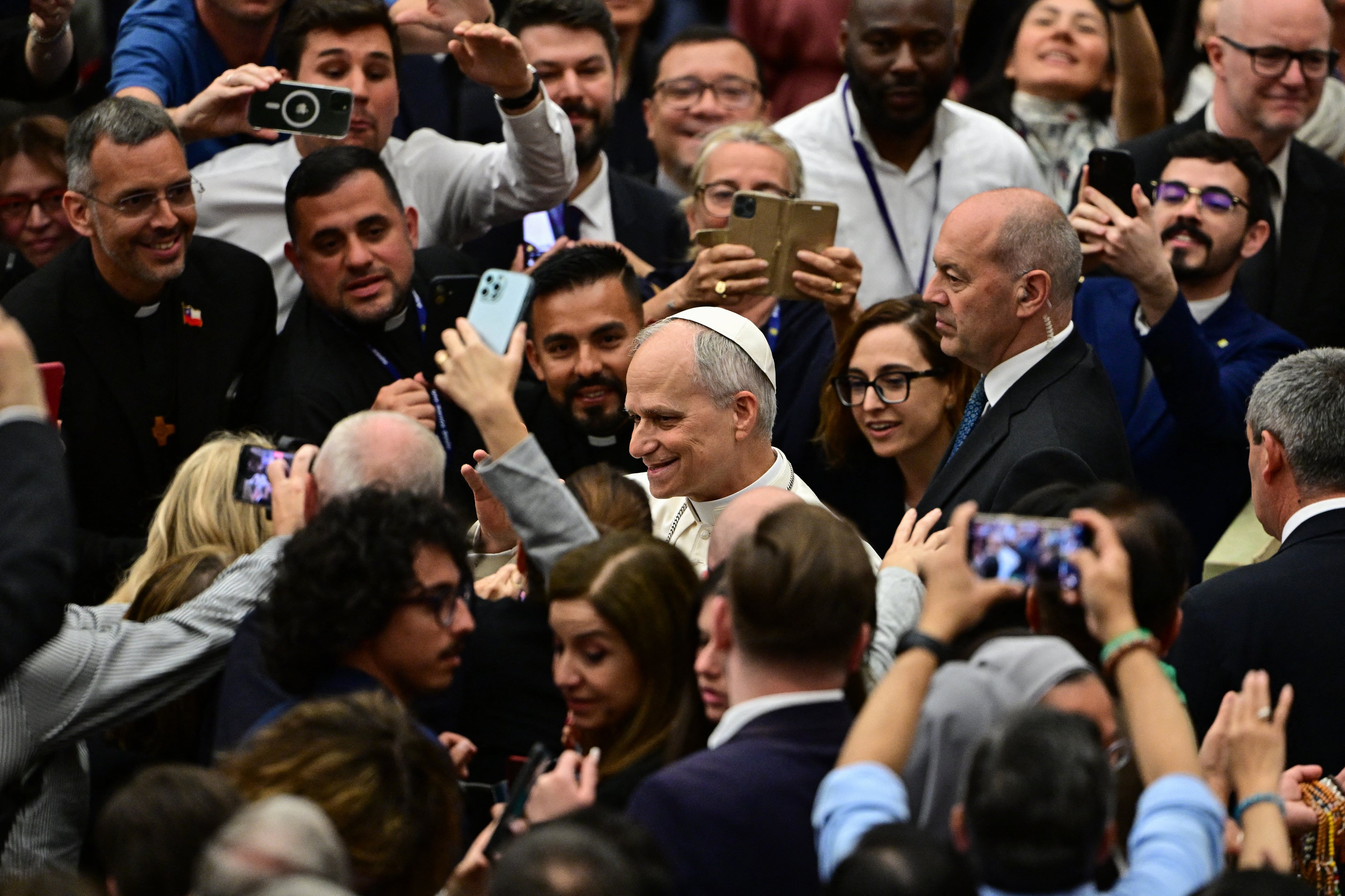 El Papa León XIV se reunió con miembros de la prensa este lunes, en el Aula Pablo VI, en el Vaticano. Cientos de ellos encendieron las cámaras de sus celulares para captar el momento.