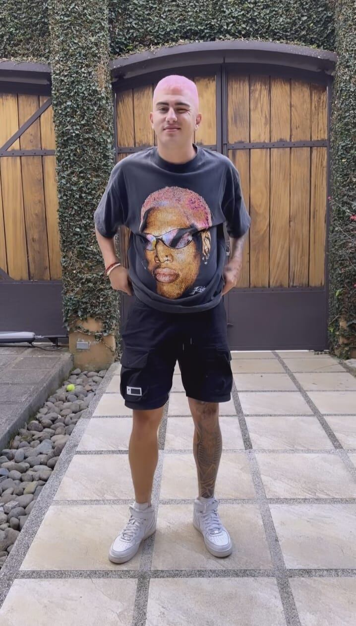 Así quedó el jugador con su cabello rosado.