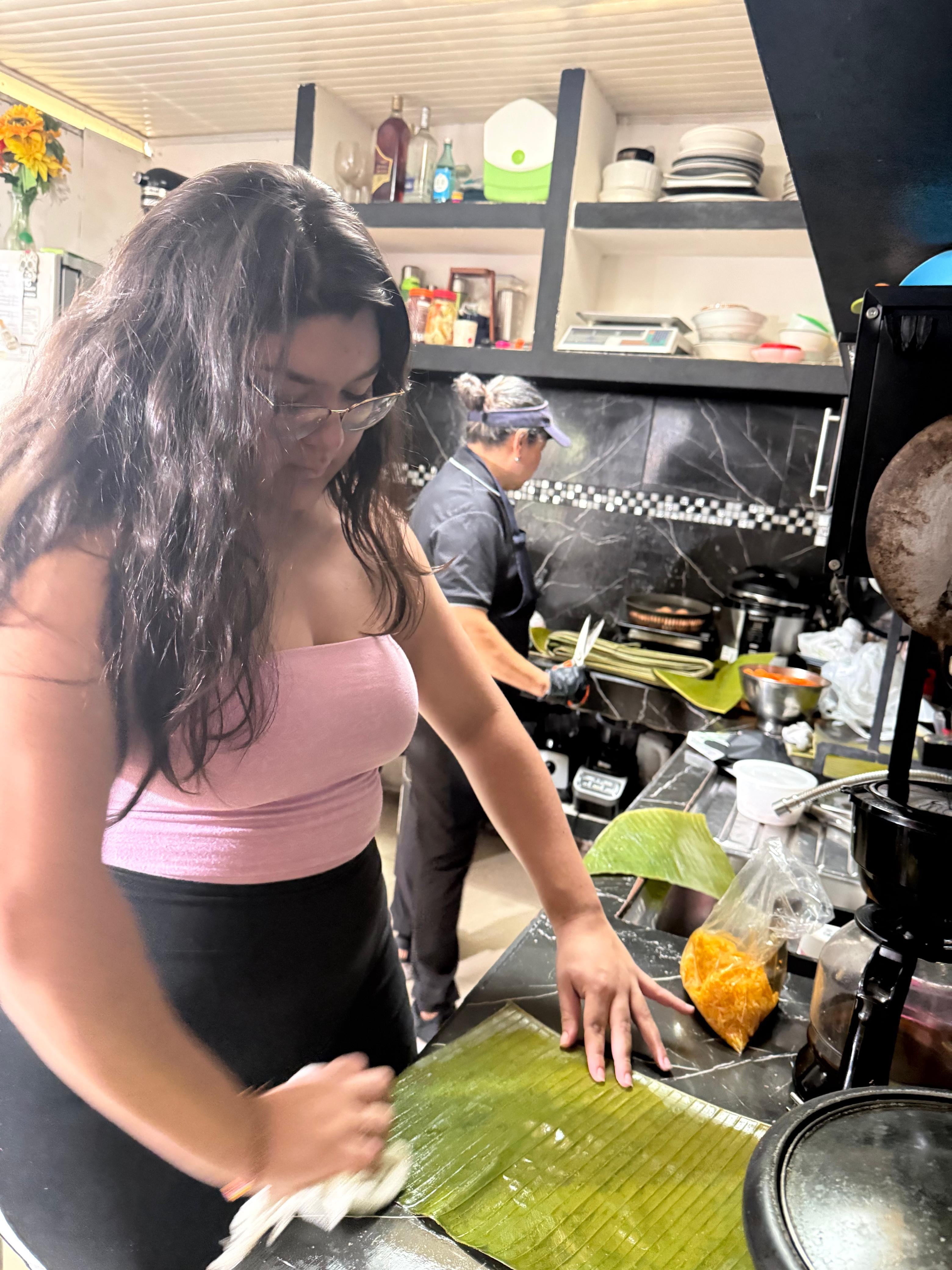 Doña Luisa Urbina nos abrió las puertas de su casa para compartir un sabroso tamal en nuestro tercer capítulo del “Cazador de tamales”. Nos fue excelente porque probamos una cuchara que tiene como principal ingrediente el amor.