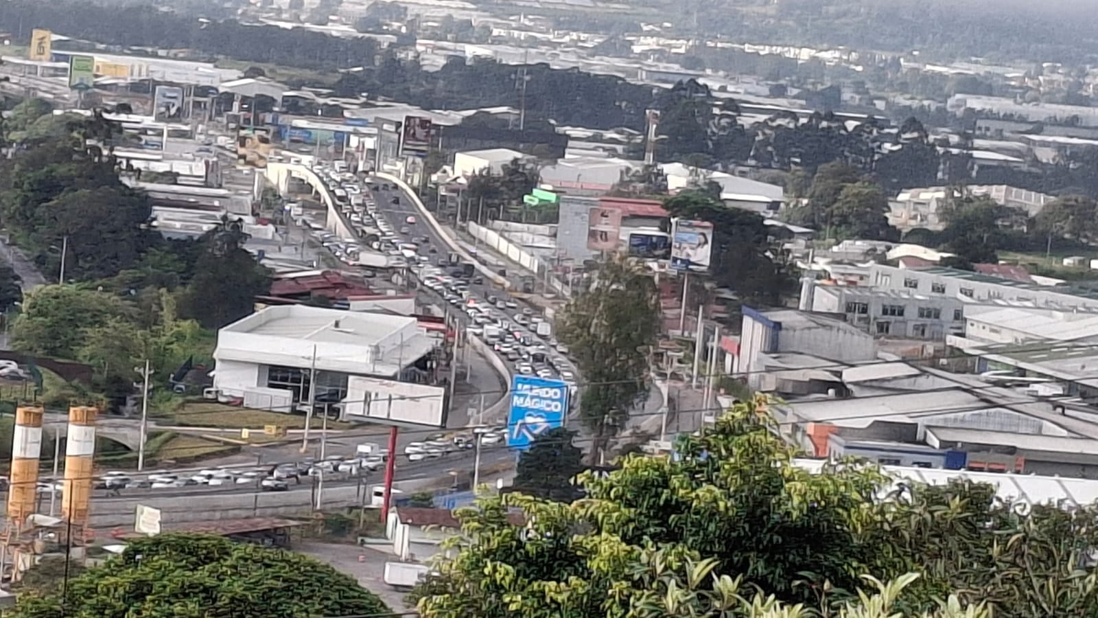 Agricultores marchan con tractores desde Cartago hacia Casa Presidencial en protesta contra el Gobierno, provocando presas en Llano Grande y otras rutas del este del Valle Central como en el sector de la Lima a la salida de Cartago. Fotografía:
