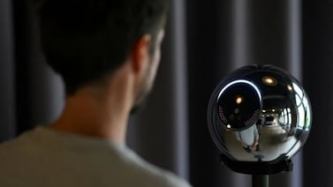 Inteligencia artificial dificulta diferenciar entre humanos y robots, pero sus ojos dirán la verdad