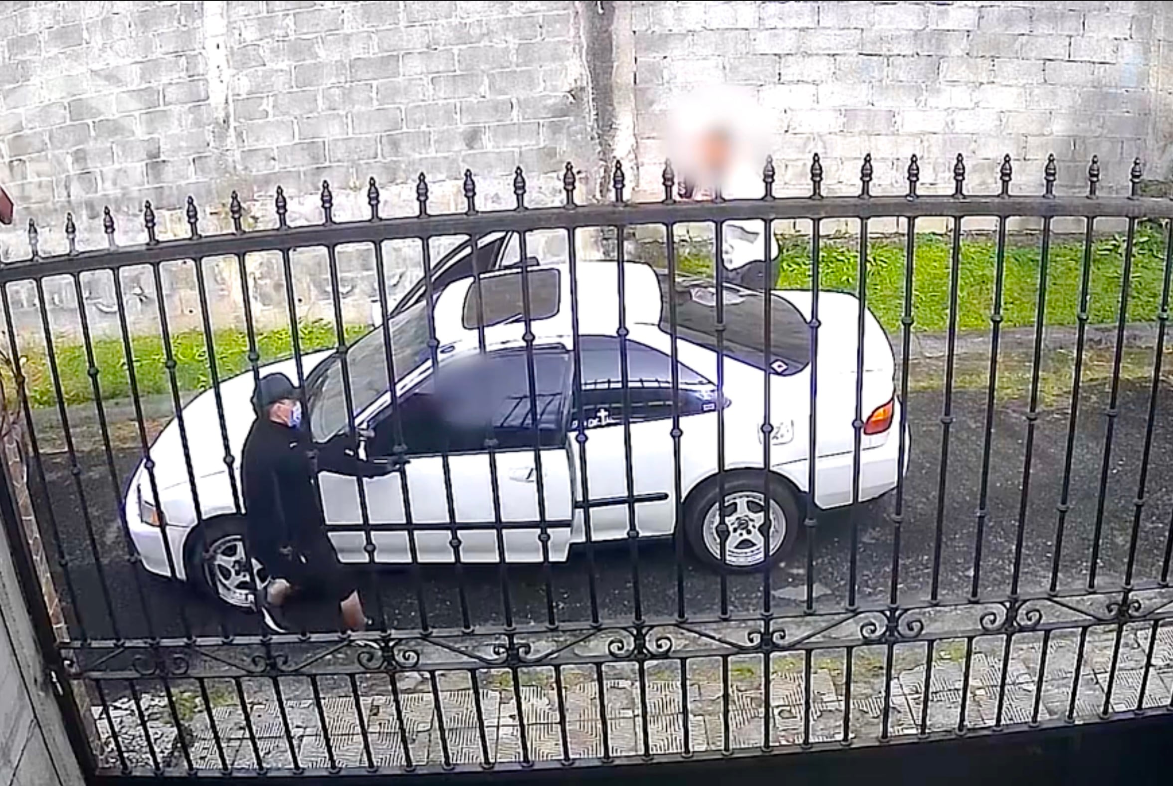 Imágenes de video facilitadas por el OIJ muestran parte de la dinámica de los asaltos, en los que los sospechosos citaban a las víctimas tras supuestas ventas de vehículos anunciadas en redes sociales.