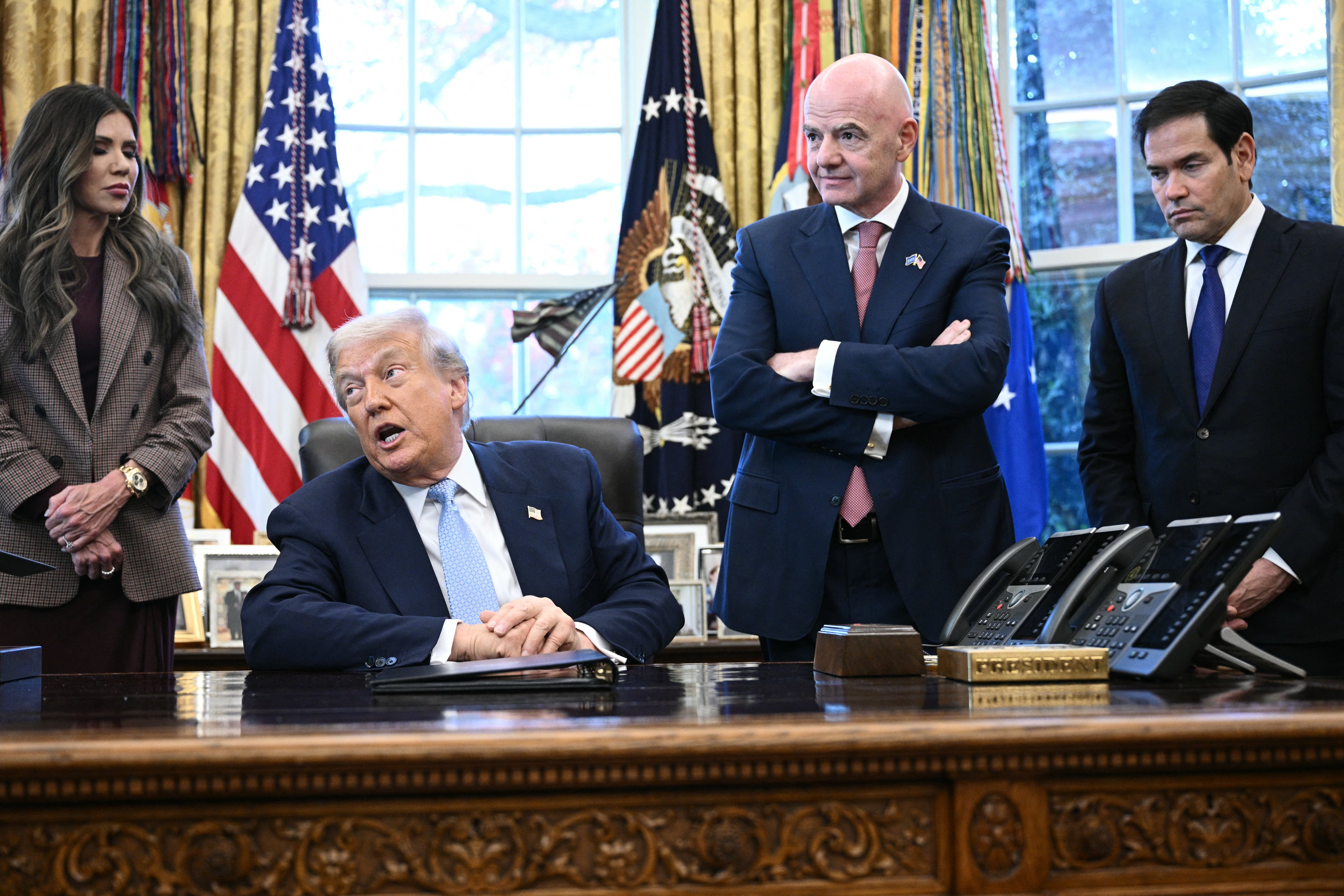 El presidente estadounidense Donald Trump, junto a la secretaria de Seguridad Nacional Kristi Noem, el presidente de la FIFA Gianni Infantino, y el secretario de Estado Marco Rubio, durante la reunión en el Salón Oval de la Casa Blanca.