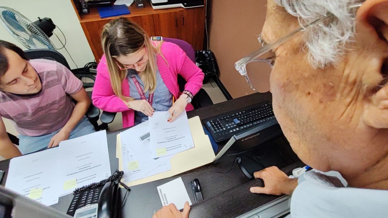 Édgar Espinoza, esposo de Pilar Cisneros, fue quien presentó el documento en el TSE