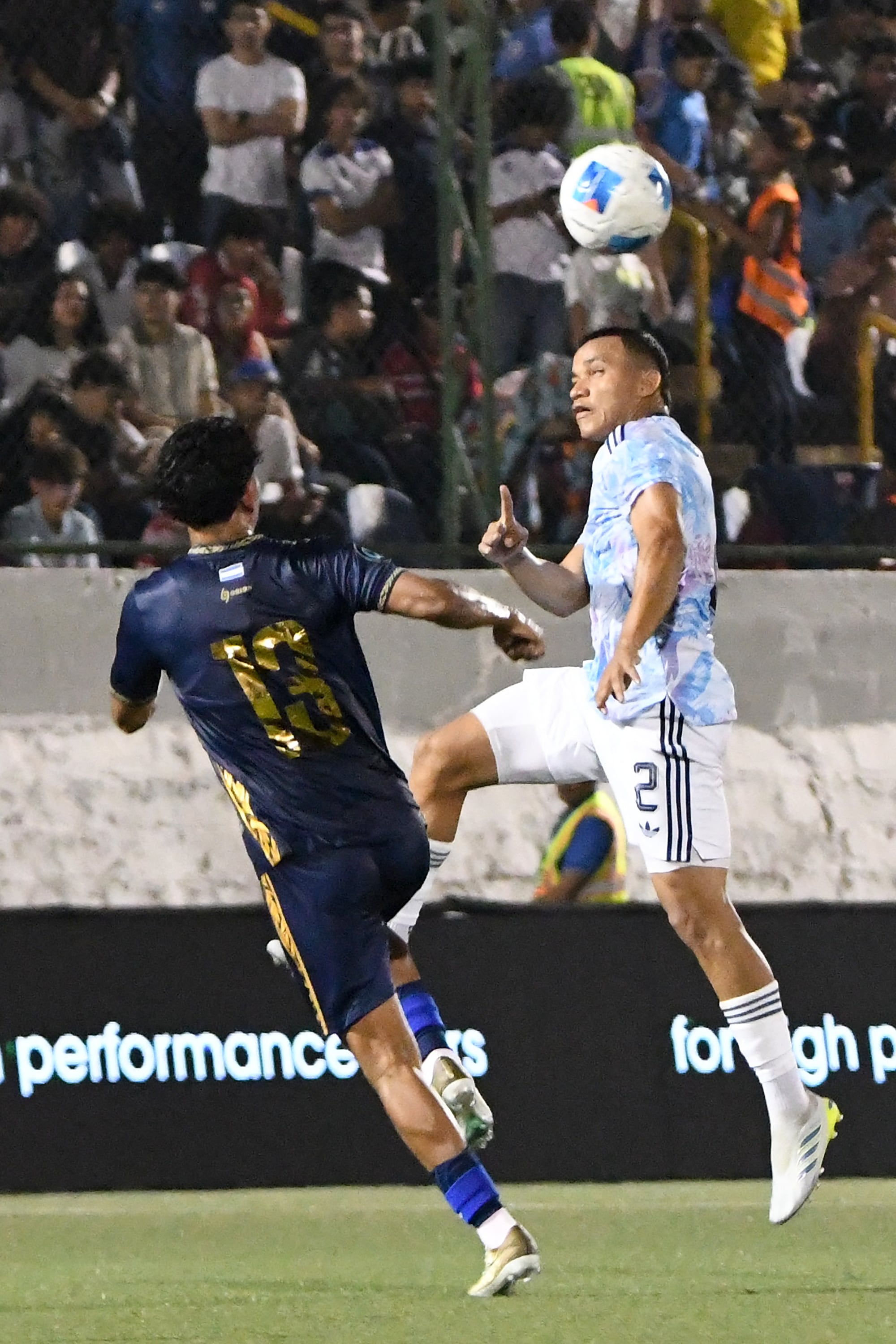 Yerlan Sosa, una de las principales figuras de Costa Rica, disputa el balón con Wildman Talavera, de Nicaragua, en este compromiso por la Nations League en Managua.