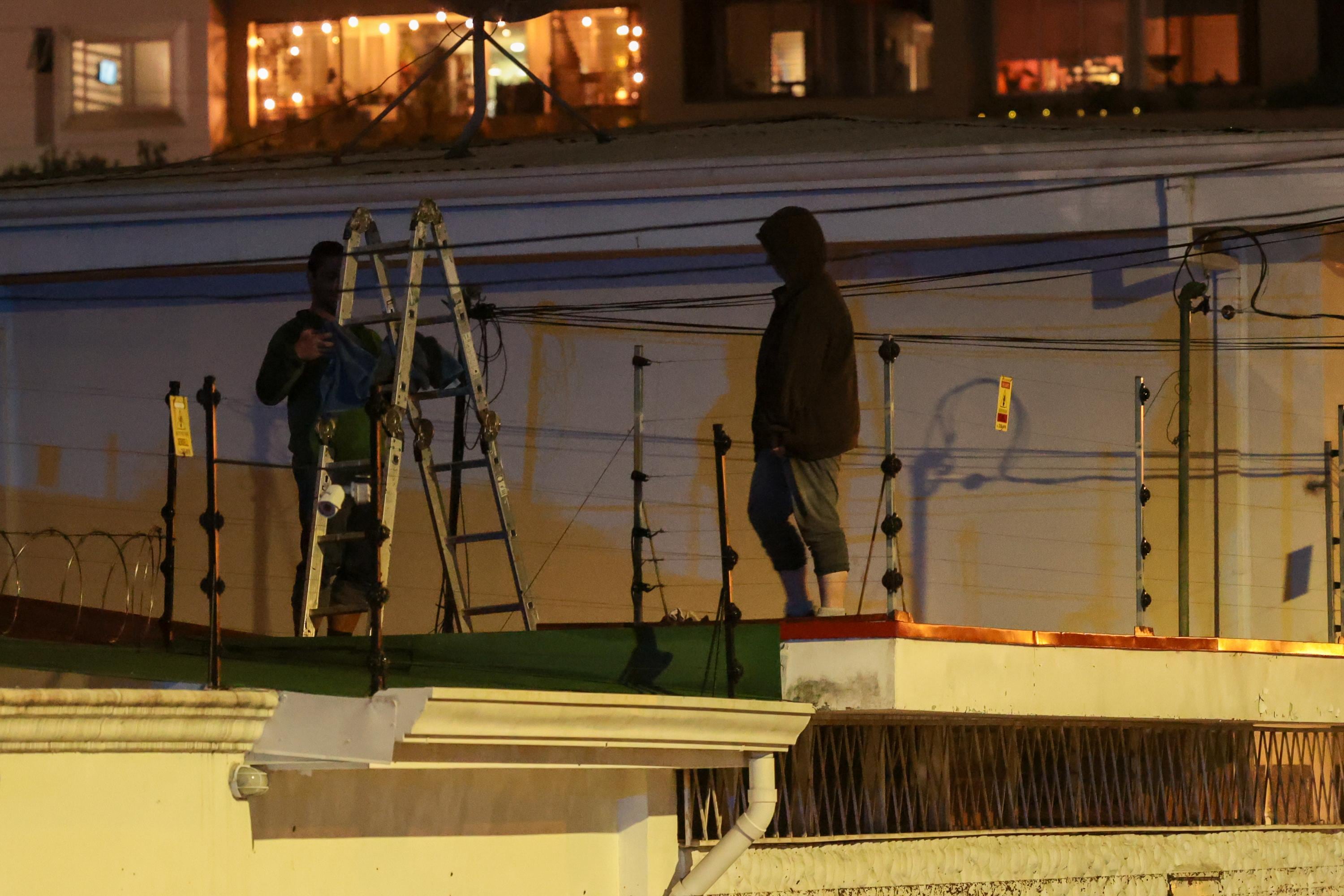 Bomberos intervino la tarde de esta jueves, para rescatar a personas que quedaron atrapadas en sus viviendas, producto de las graves inundaciones que se registraron en barrio Dent.