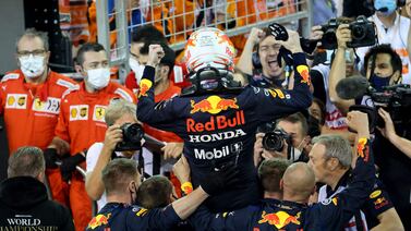 Piloto de la Fórmula 1 vacaciona en Costa Rica y, ¿adivinen qué estaba viendo por televisión?