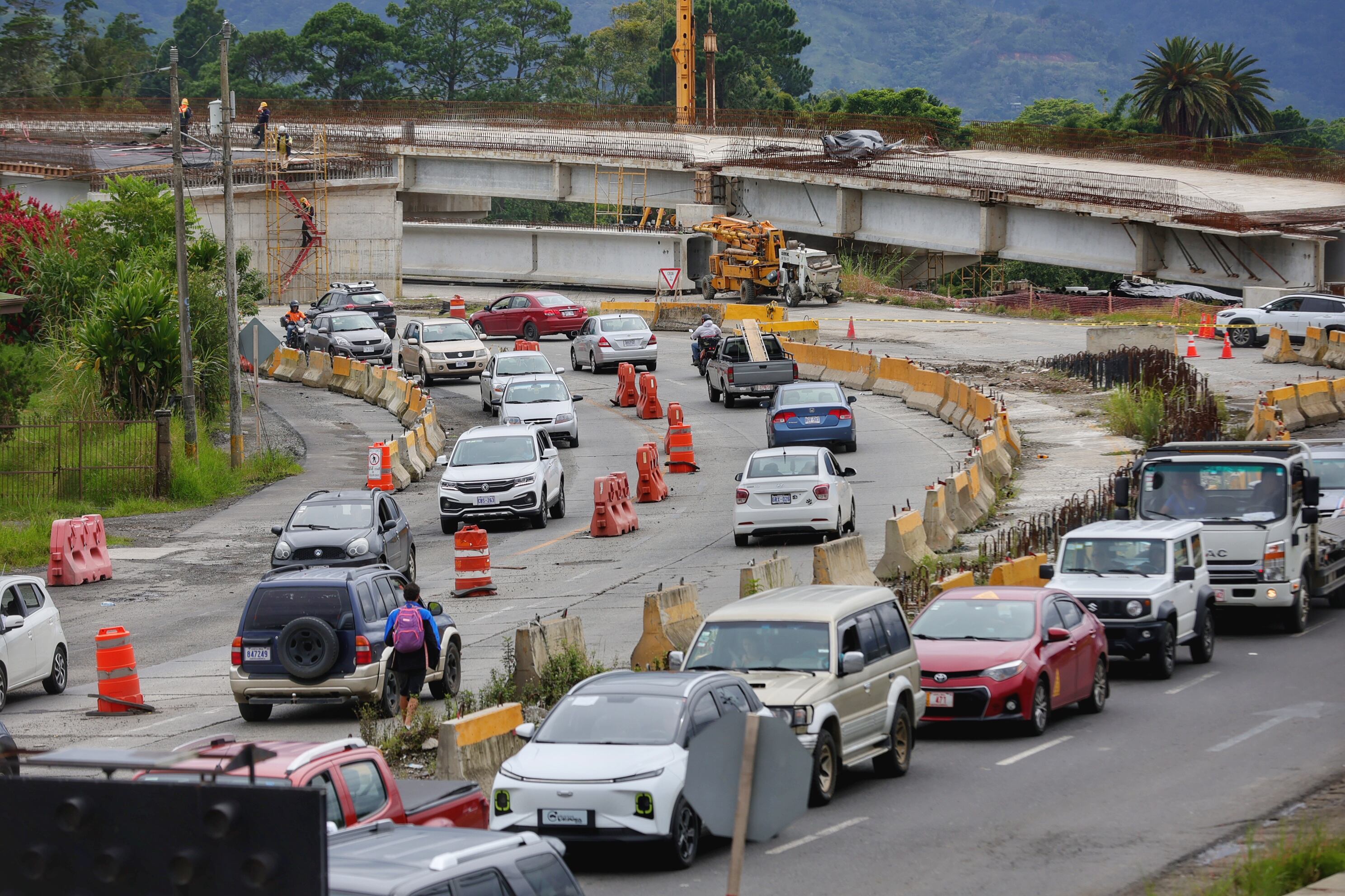 08/11/2024/ trabajos viales puente la Lima de Cartago / foto John Durán