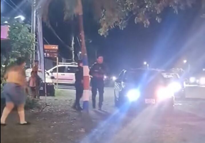 El hombre fue llevado en un carro particular hasta un centro médico.