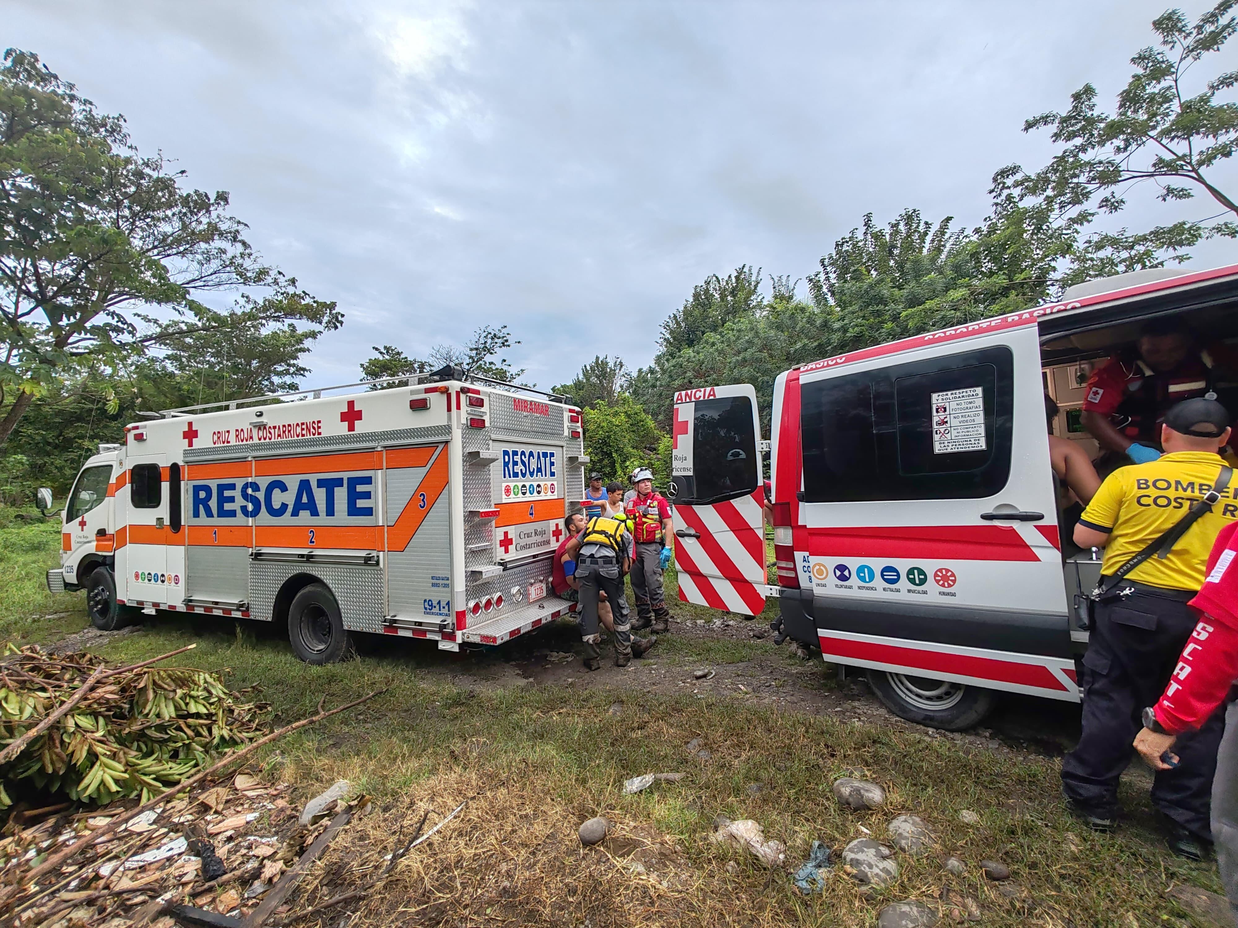 Cuatro niños y tres adultos quedaron aislados en el río Barranca