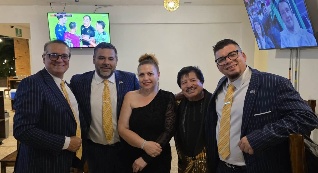 Nel López junto a varios cantantes y humoristas en su homenaje.