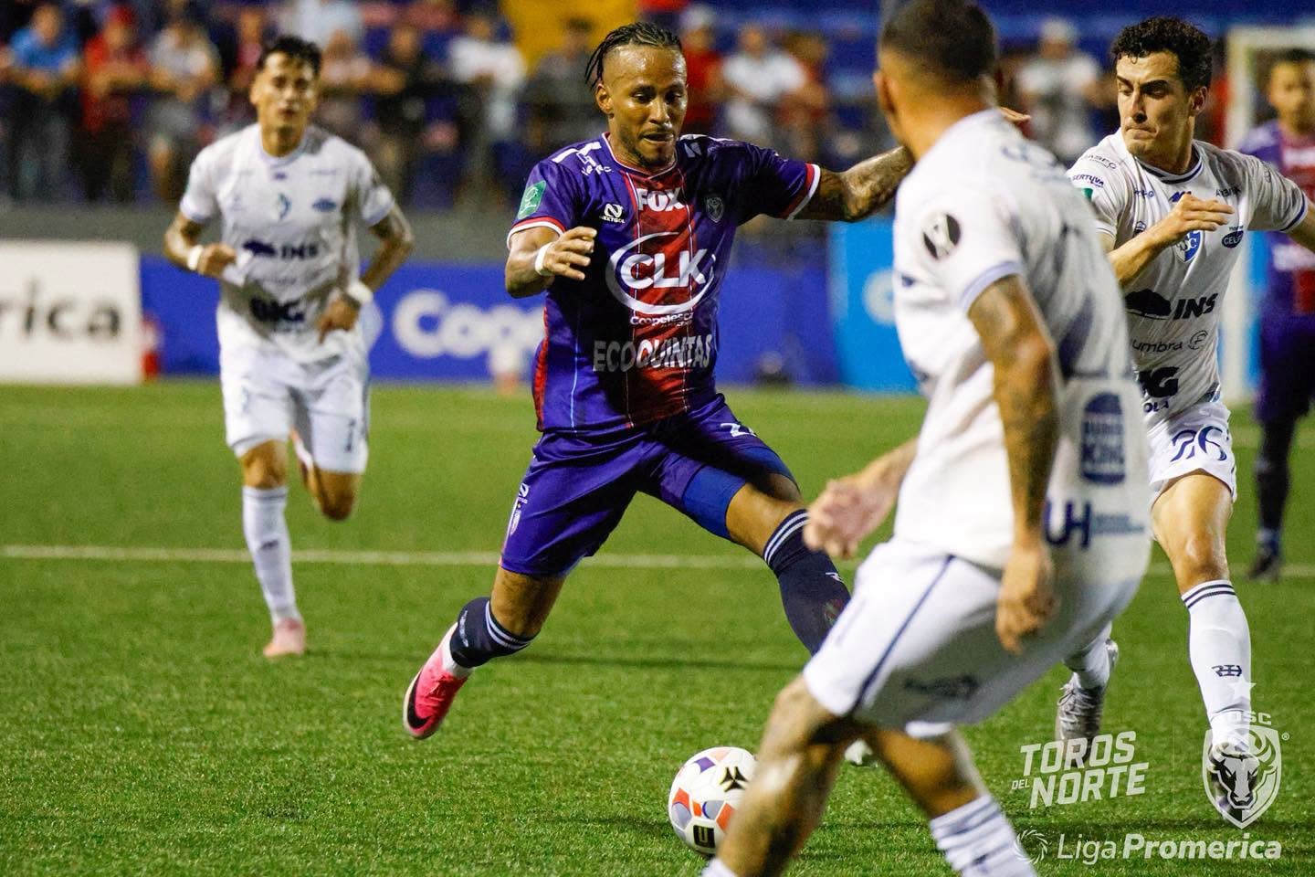 San Carlos derrotó a Cartaginés con un solitario gol de Jefferson Rivera. En la foto, Jeikell Venegas y Bernal Alfaro disputando el balón.