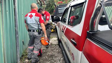 Mujer está grave tras ser atropellada y prensada contra paredón