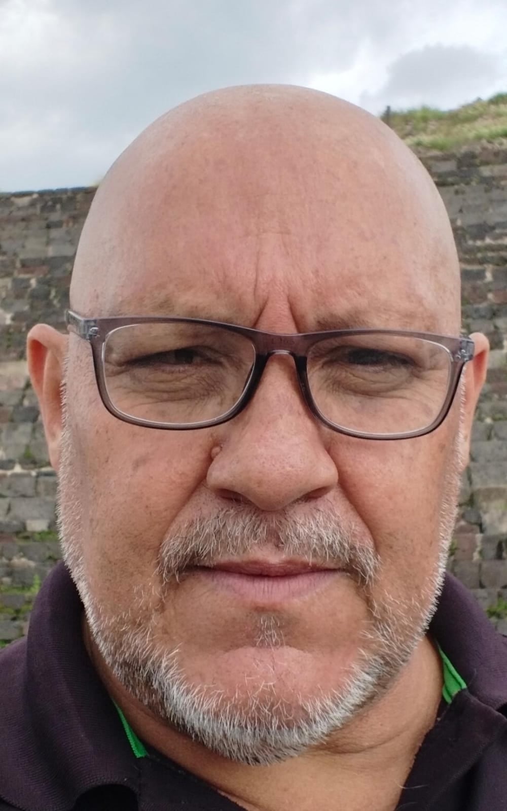 Radio Puntarenas, logo, y sus locutores Mauricio Calderón y Aleks Morales.