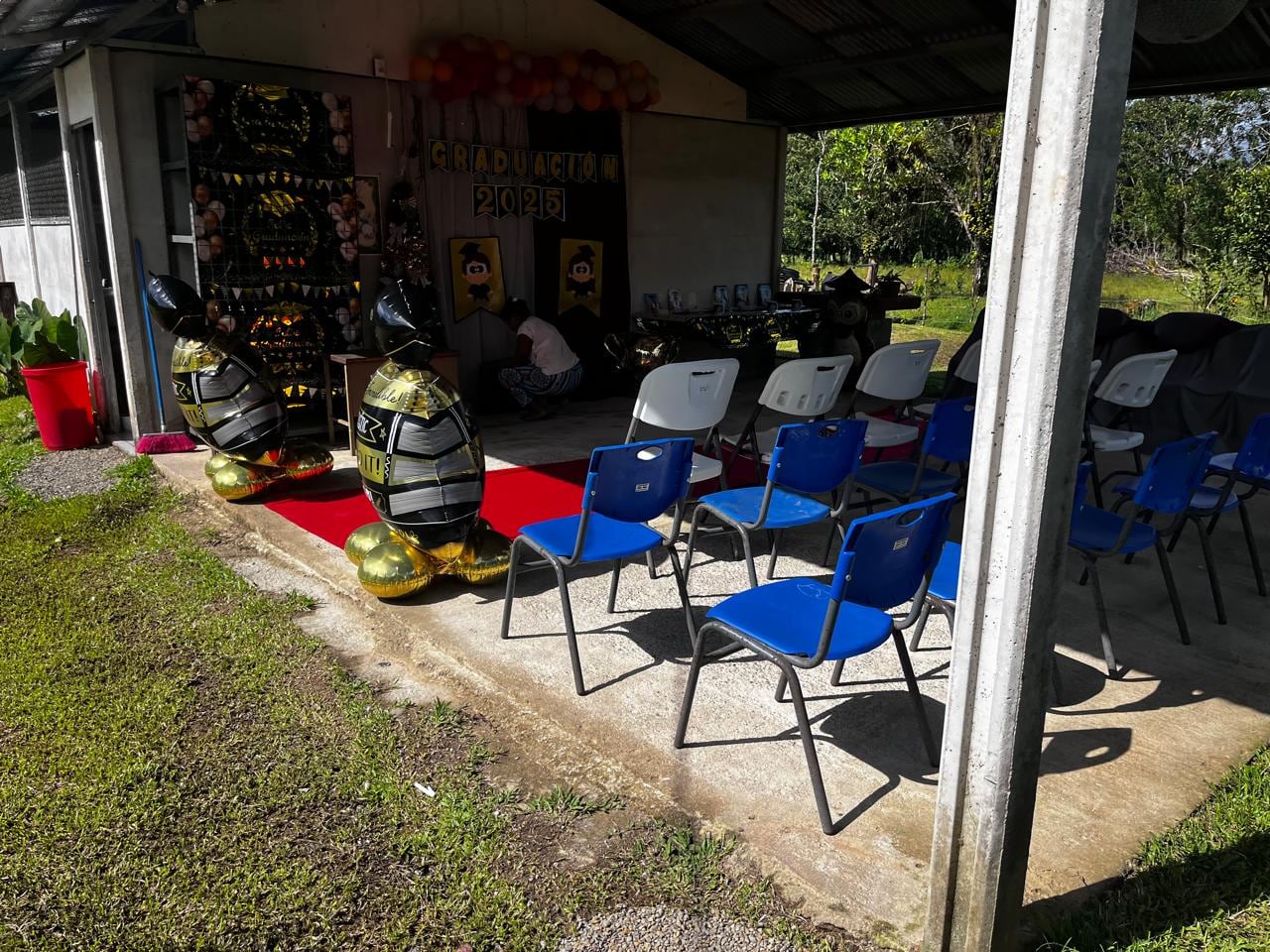 Clara Idalia García camina, cruza el río en panga y sigue en moto para llegar a la escuela de Copalchí, en Sarapiquí, donde enseña a 11 niños de primero a sexto grado