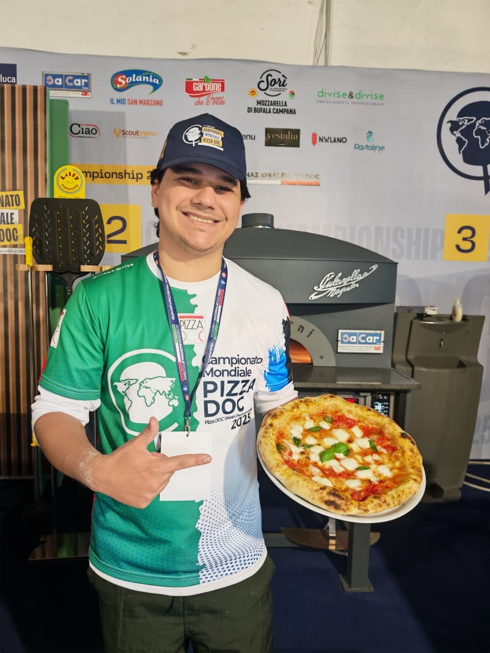 A los 10 años, mientras muchos chiquillos soñaban con ser futbolistas, Jeison Fernández Torres, nacido en el barrio Quemado de Cajón de Pérez Zeledón, ya sabía que lo suyo estaba en la cocina. No era un juego. Era pasión. Jeison fue al Mundial de Pizza en Nápoles y logró el puesto 35. Ya abrió su propia pizzería