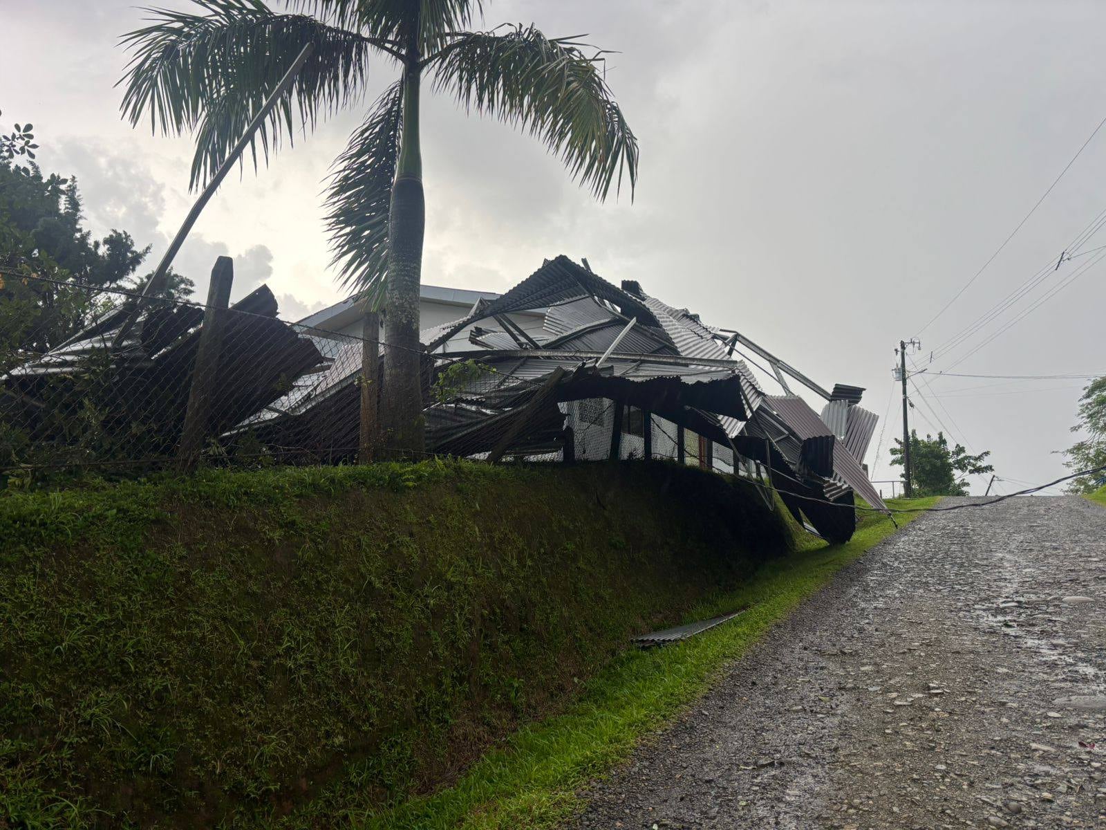 varias casas sufrieron daños por los ventoleros. Foto STV Sarapiquí.