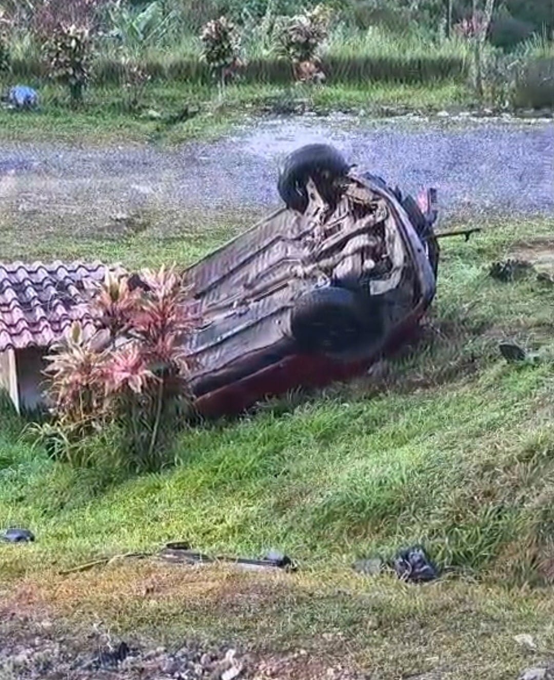 Un trágico vuelco de vehículo a las 12:59 a. m. de este sábado 27 de diciembre dejó dolor para dos familias en San Carlos, en la zona norte de Costa Rica. Foto: Tomada de Allan Jara